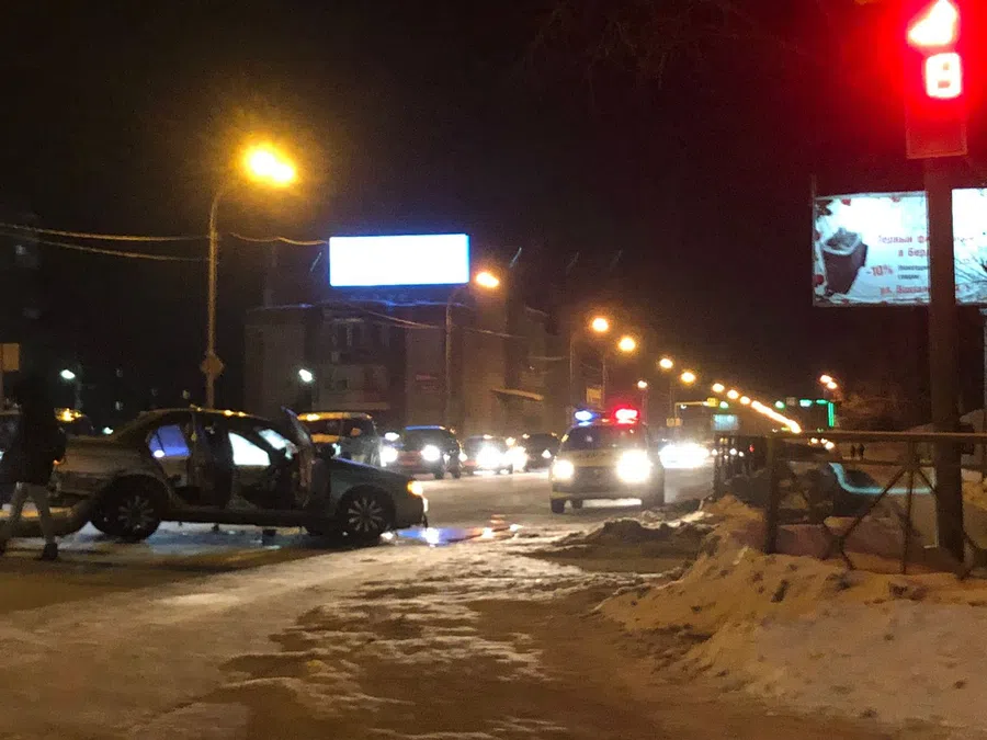 В Бердске жесткое ДТП около вокзала: обломки Suzuki и Яндекс.Такси разлетелись по трассе Р-256