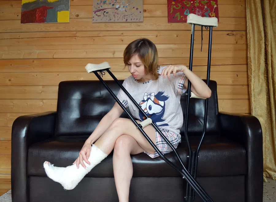 В Екатеринбурге пациентка с переломом ноги пришла в травмпункт и сломала руку