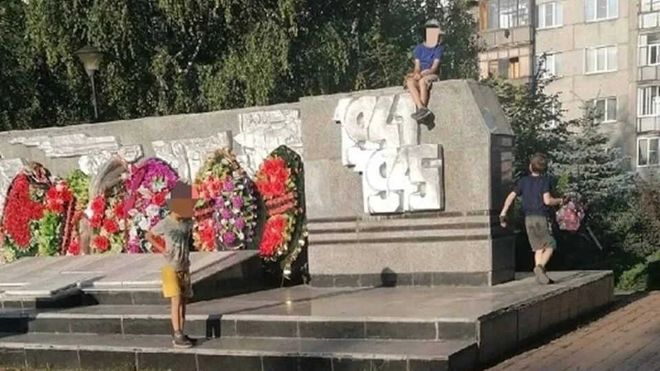 Жители города Обь пожаловались на детей, которые залезли на памятник погибшим в ВОВ