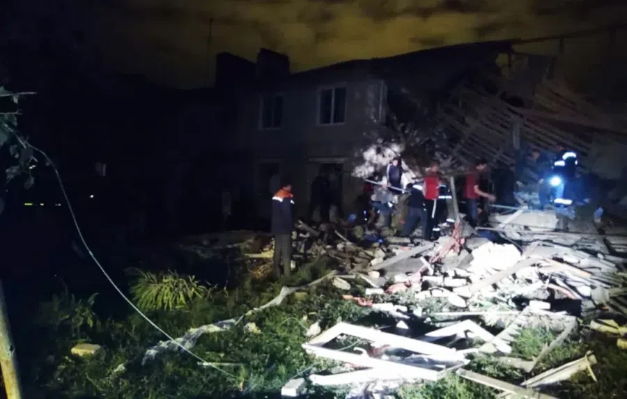 Взрыв газа разрушил подъезд дома под Липецком: Под завалами находятся люди. Смотрите видео