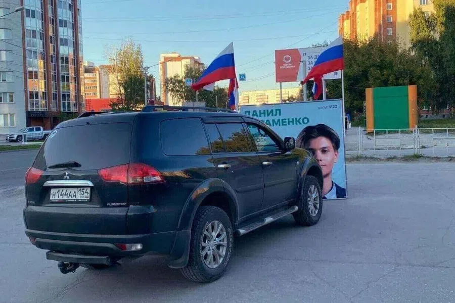 Агитацию независимого кандидата закрыли автомобилем, возможно, выдвиженца от "Единой России" в Бердске