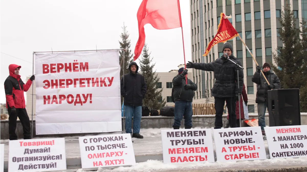 «Тарифы новые – трубы старые!», «Меняем трубы. Меняем власть!» — в Новосибирске прошел митинг против коммунального коллпаса 