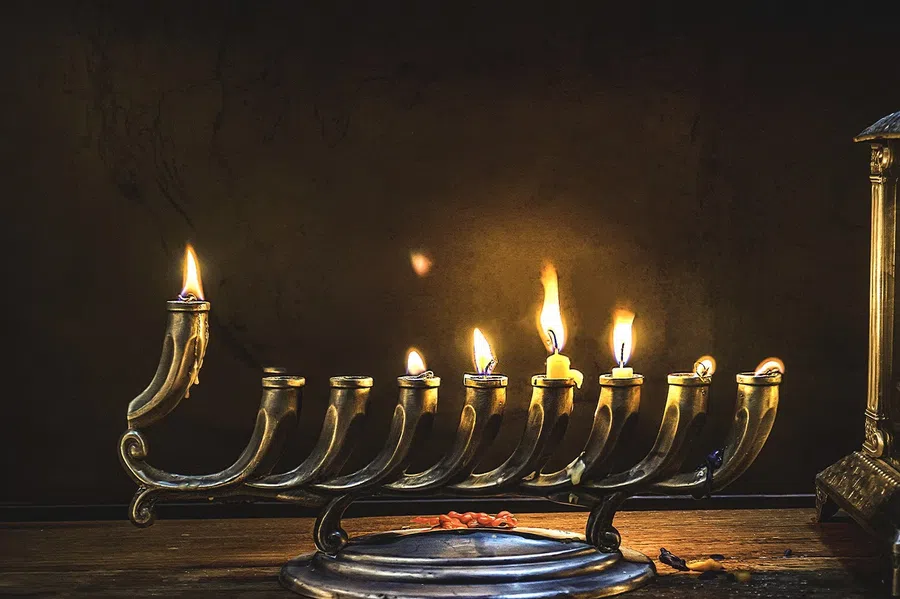Какие молитвы читают евреи в Хануку: сколько свечей зажигают, в каком месте дома – очень важные моменты для иудеев