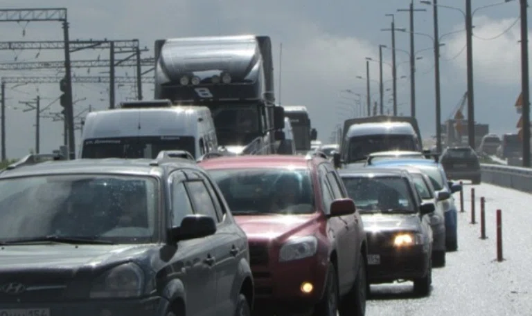 В огромной пробке стоит Бердское шоссе в направлении Бердска из-за перевернувшейся в ДТП Toyota Vitz