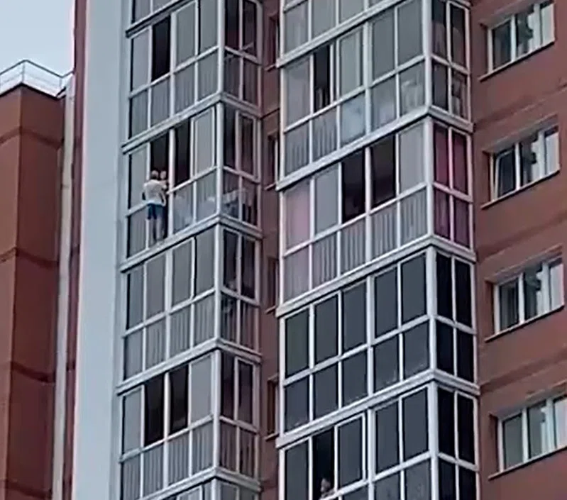 В Иркутске отец с малышом на руках повис на внешней стороне балкона 13-го этажа. Смотрите видео