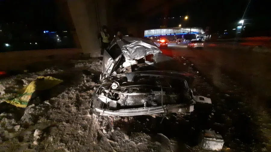 Водитель Subaru Legacy влетел в бетонную опору Красного проспекта в Новосибирске в 6 утра 1 января 202 года. Он и его пассажир умерли мгновенно
