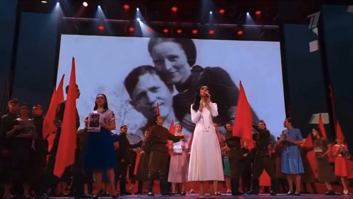 На Первом канале: на концерте в военной фотохронике показали фото Бонни и Клайда. Фото: кадр концерта, Первый канал