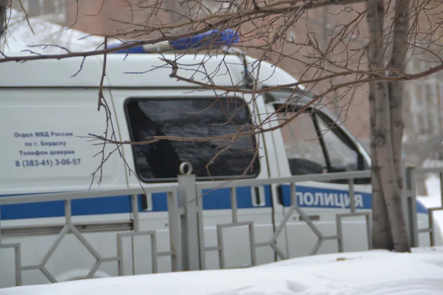 В Бердске на улице нашли мертвую неизвестную женщину: Полиция и СК работают на месте происшествия