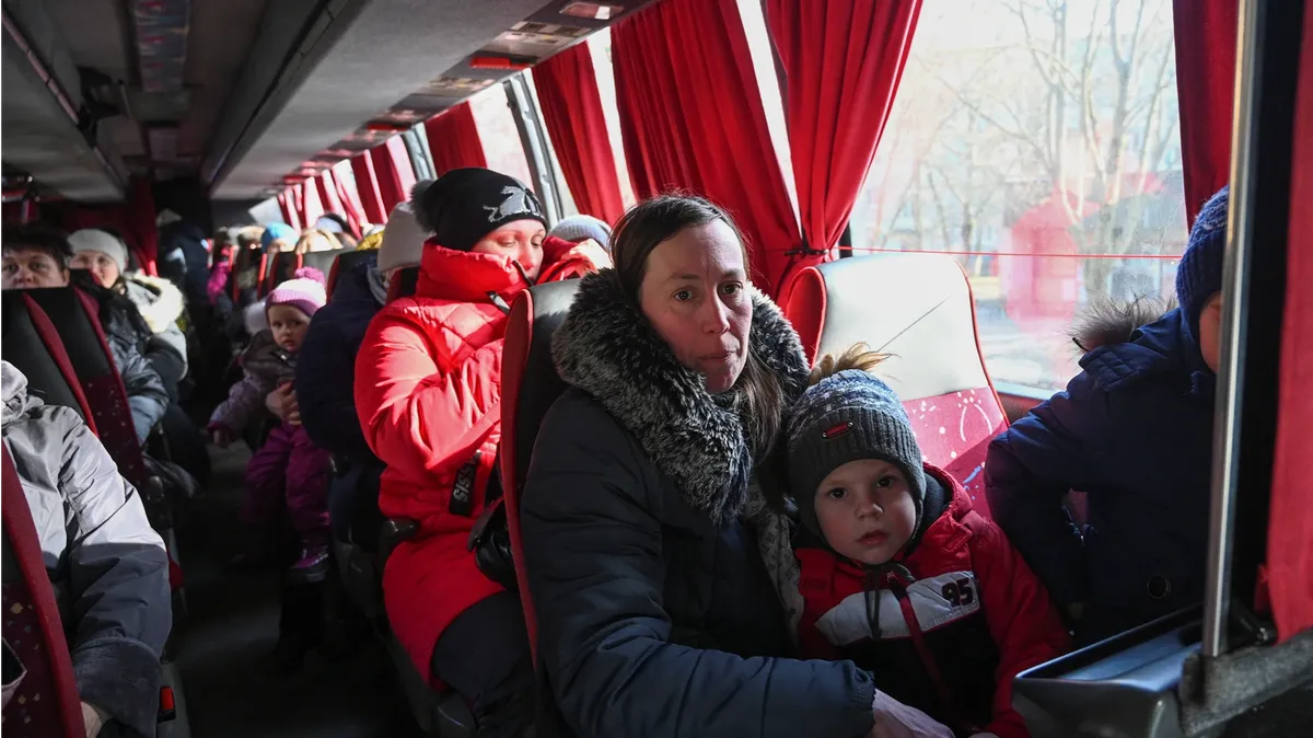 Эвакуированные из Украины сидят в автобусе по пути на железнодорожный вокзал в Ростовской области, Россия, 20 февраля. Фото: Сергей Пивоваров/Reuters
