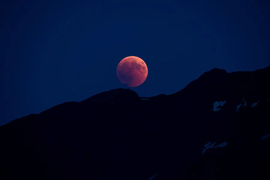 Явление Кровавой Луны получило такое название из-за своего цвета. Фото: Pixabay