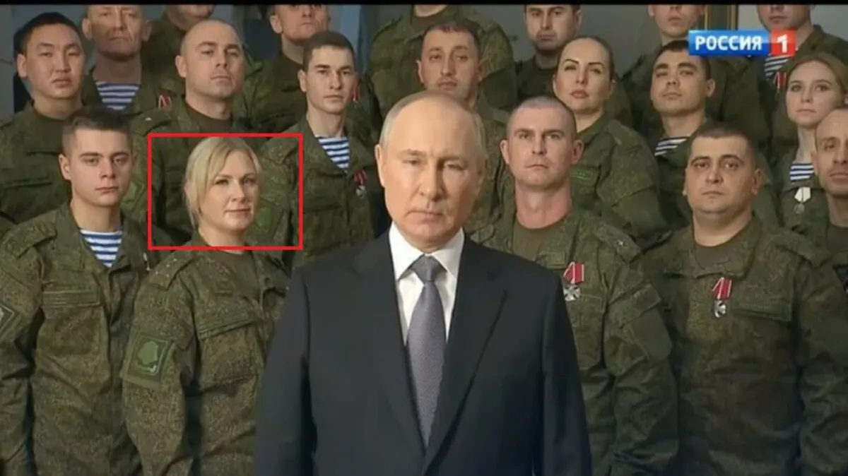 Среди военнослужащих заметили девушку, которая раньше уже появлялась на экране с Владимиром Путиным 