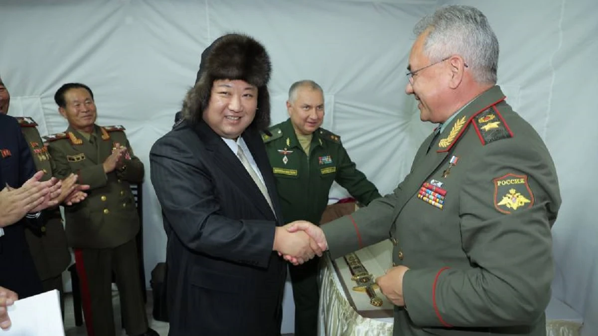 Ким Чен Ын в шапке-ушанке жмет руку Шойгу: Лидер Северной Кореи получил в подарок бронежилет и 6 дронов, произведенных в Приморье для СВО