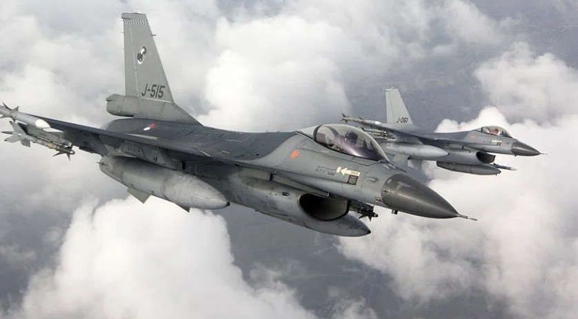 Бельгийский истребитель F-16 врезался в здание на авиабазе Нидерландов