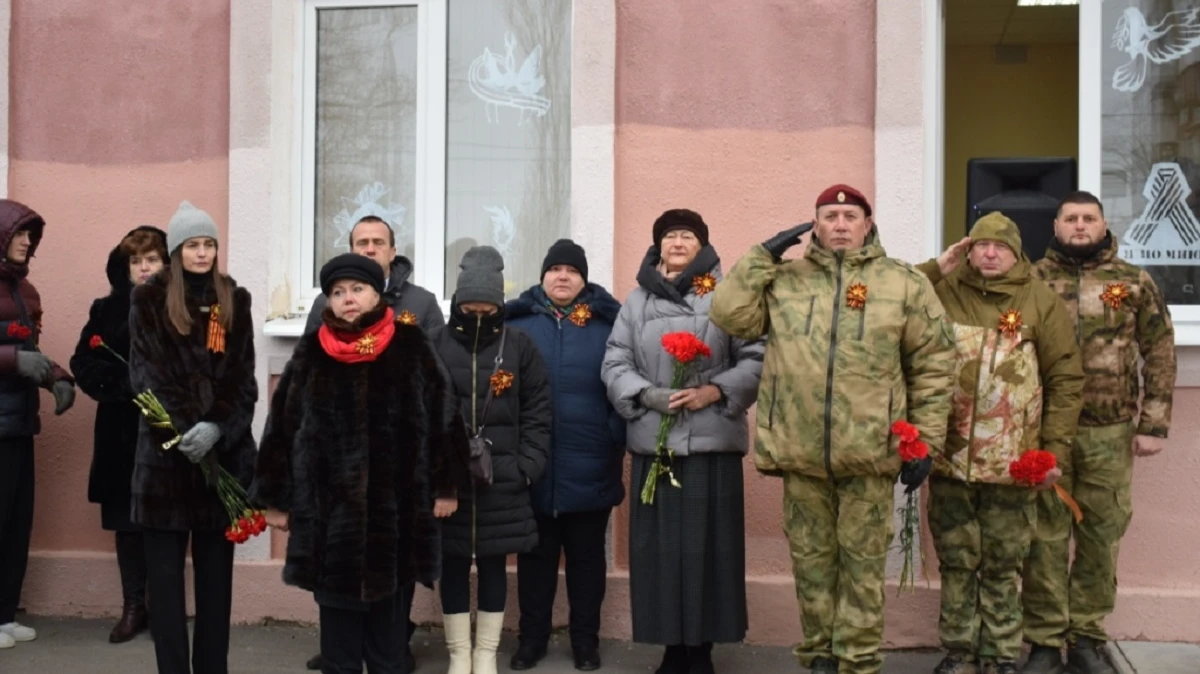 В Саратове установили мемориальную доску в память о погибшем заключенном из ЧВК «Вагнер» 