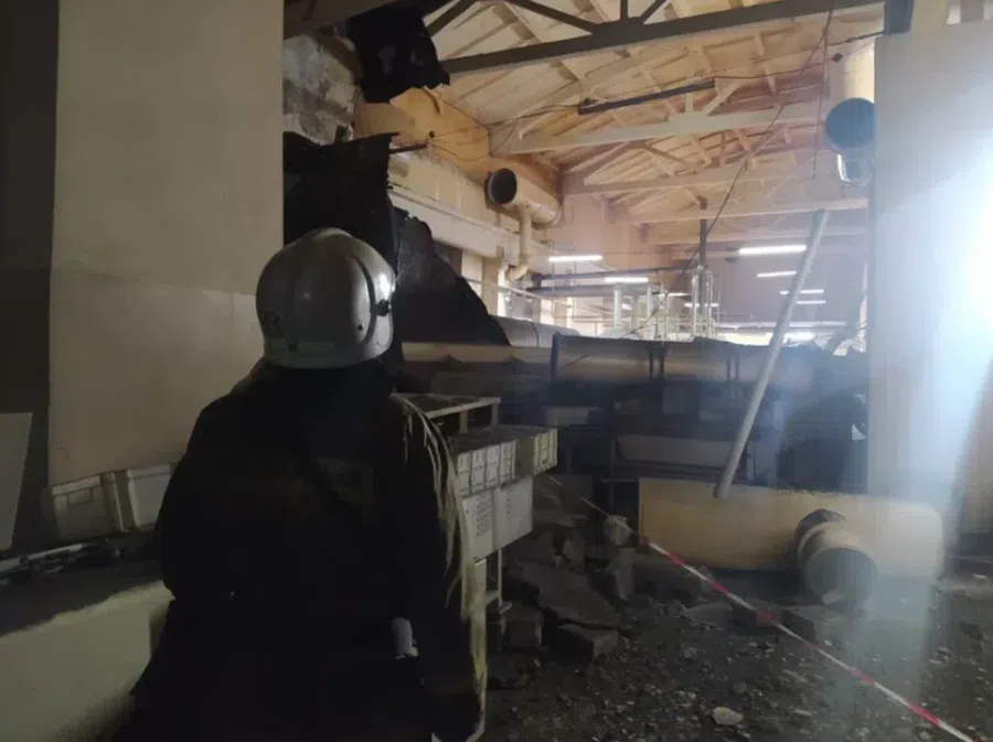 «Людей внутри точно не было»: Крыша фабрики «Шоколадная страна» в Бердске могла рухнуть из-за снега или ремонта - точная причина выясняется