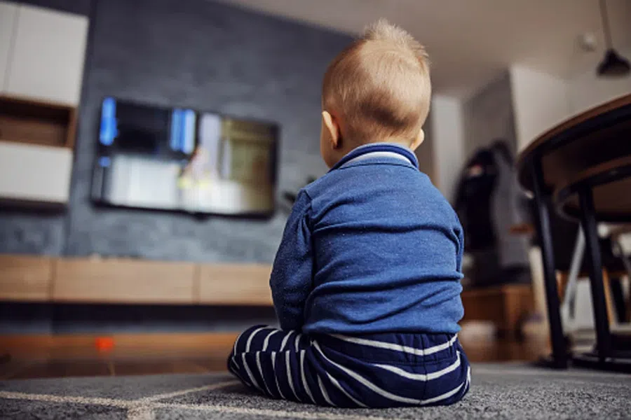 Исследование: мальчики, которые смотрят телевизор 2 часа в день, в 3,5 раза чаще заболевают аутизмом к 3 годам