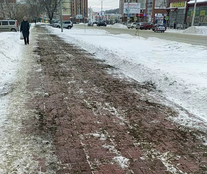 Песком посыпали тротуары в Бердске 
