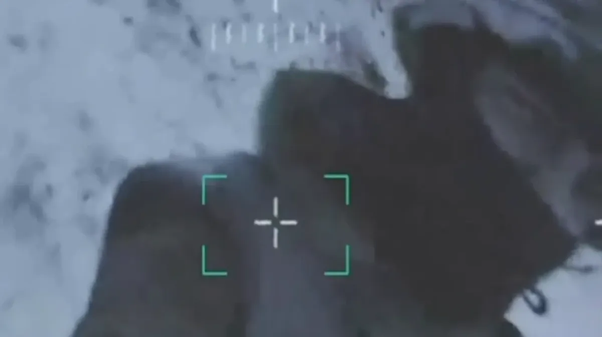 Российский военный голыми руками поймал дрон ВСУ и сломал – видео