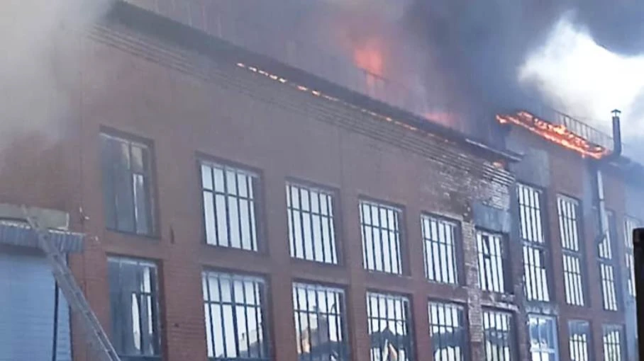 Пожар в здании «Геопласта» начался с крыши. Фото: Читатель «Курьер.Среда»