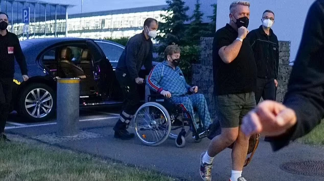 Элтон Джон в инвалидном кресле попал на камеры папарацци в аэропорту Лейпцига – мир гадает, что усадило его в кресло
