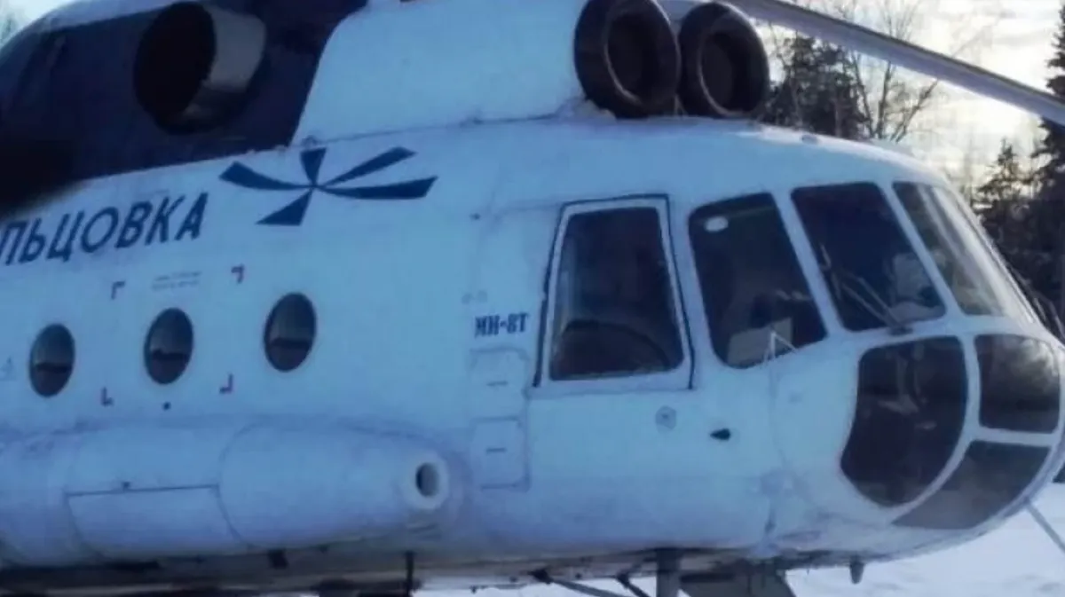 Вертолет с новосибирскими вахтовиками экстренно приземлился в Омской области. Свыше 20 сибиряков ждут помощь в поле