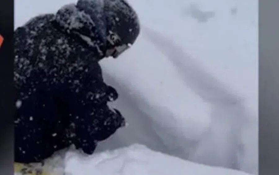 Сноубордист спас провалившегося в яму мальчика в горах Сочи: Ребенок ушел под снег на два метра