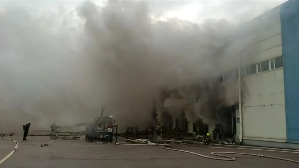 В петербургском поселке Шушары загорелись 1000 складских квадратных метров, ранг пожара повышен до 3 – видео с места происшествия