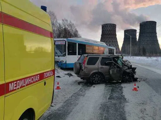 В ДТП с пассажирским автобусом в Новосибирске погиб водитель Honda CR-V. Среди пассажиров общественного транспорта есть пострадавшие