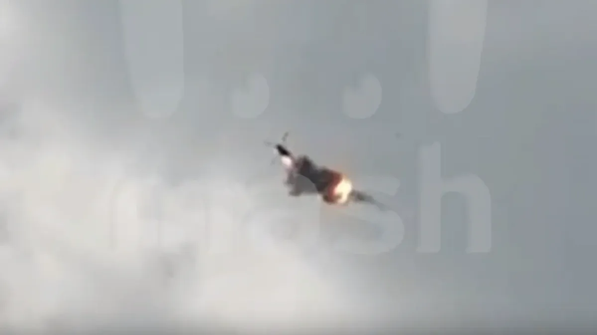 Момент попадания ракеты в вертолет Ми-8 над Клинцами попал на видео – 51-летняя жительница Брянской области госпитализирована с сильными ожогами