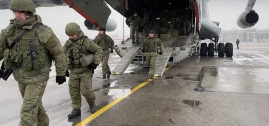 В Казахстан прибыли еще 9 самолетов ИЛ-76 с российскими миротворцами. Им уже удалось освободить от протестующих аэропорт Алма-Аты