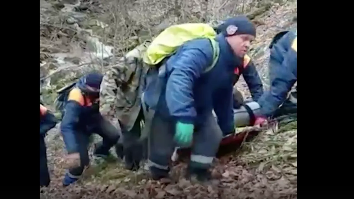 Свалившегося с горы туриста с переломанными руками спасли на Кубани - видео
