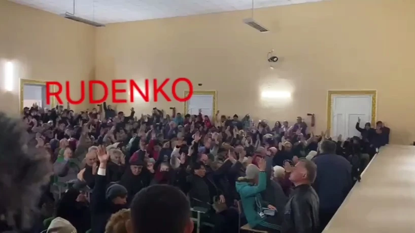 Жителя Запорожья не захотели быть в составе Украины и решили присоединиться к ДНР. На видео военкора Руденко за предложение люди проголосовали единогласно