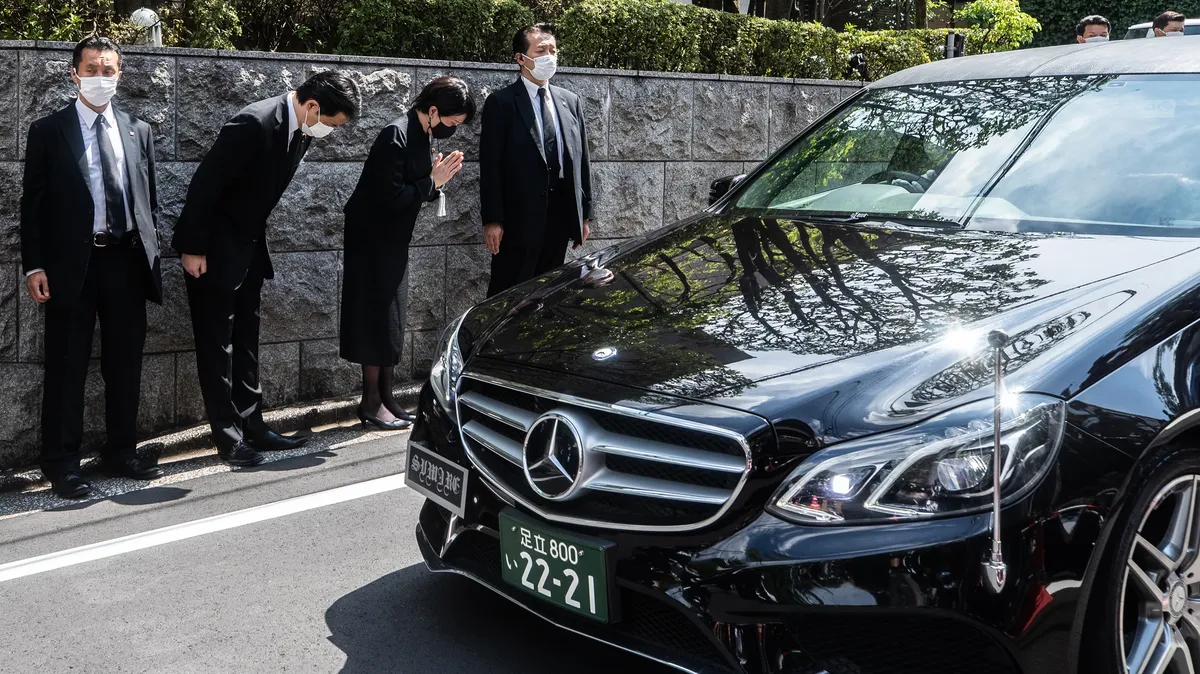 Машина с телом бывшего премьер-министра Синдзо Абэ подъезжает к его дому в Токио. Фото: Сихо Фукада