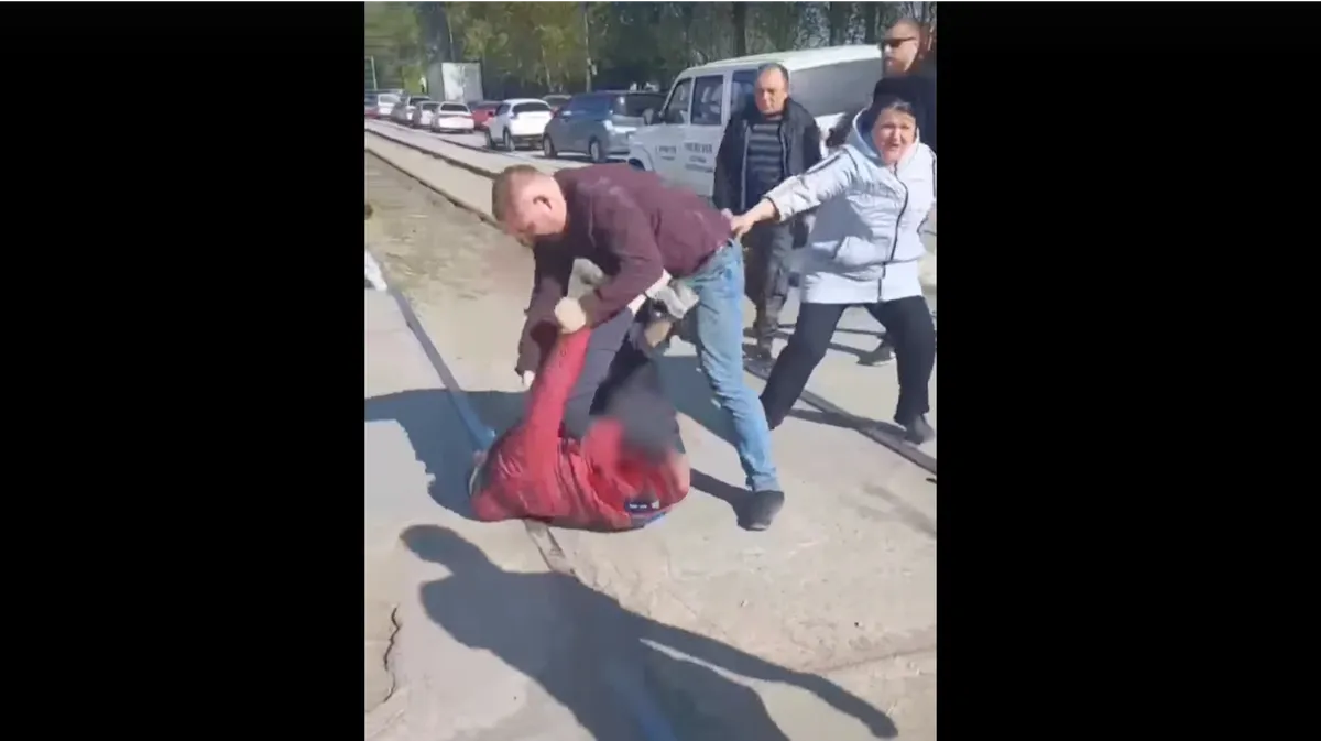 В Новосибирске водитель авто избил пешехода за удар по машине