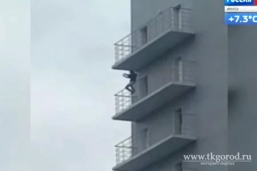Девушка сама перелезла села на перила балкона на 15 этаже. Через пару минут она упала 