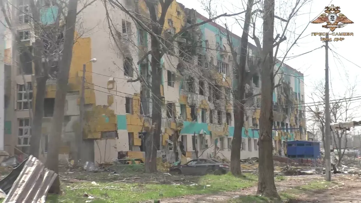 В Никольском украинские боевики расстреляли во дворе гимназии №1 двух мужчин и женщину
