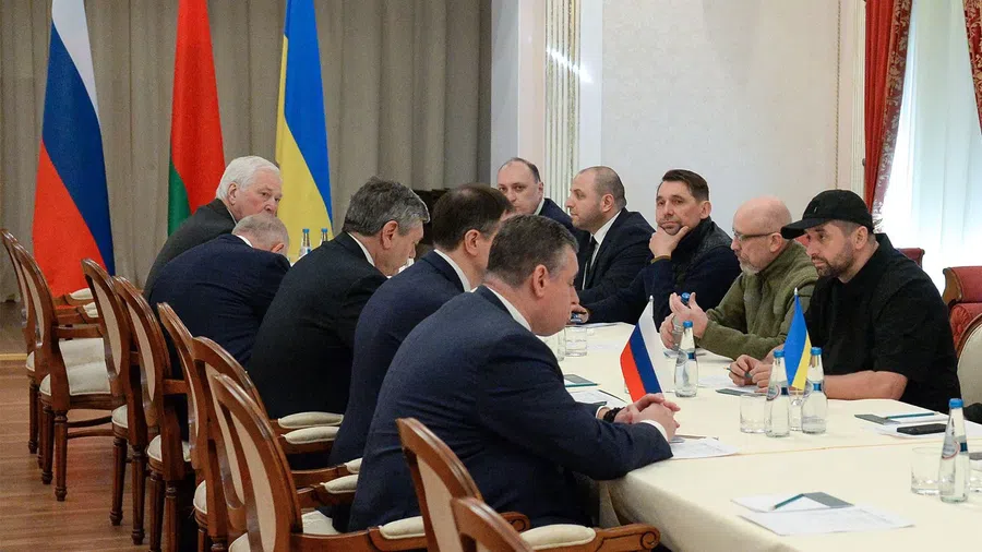 Итоги переговоров Москвы и Киева 3 марта: немедленно открыть гуманитарные коридоры и прекратить военные действия в этих зонах. Договорились о третьем раунде