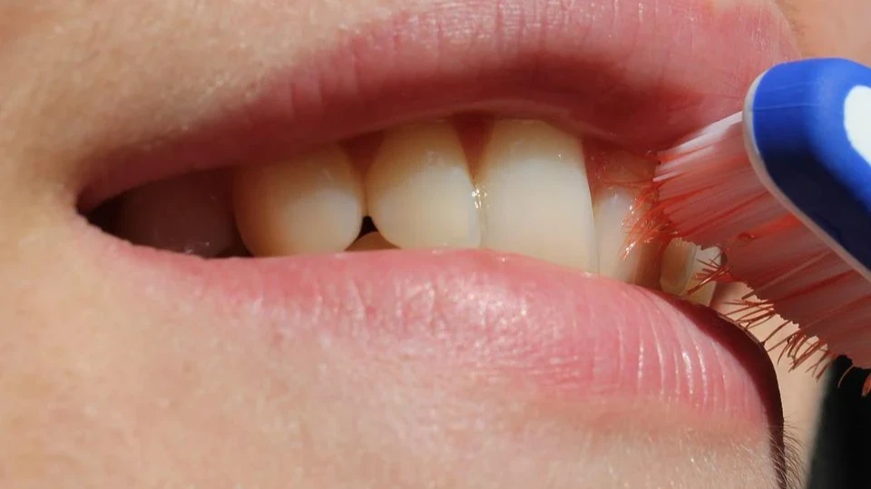  Британка заметила раковое образование при чистке зубов - признаки меланомы лучше знать всем любителям солнца и соляриев 
