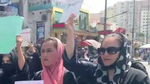 В Кабуле «талибы»* открыли огонь, чтобы разогнать митинг за права женщин. Афганки скандировали: «Хлеб, работа, свобода!»