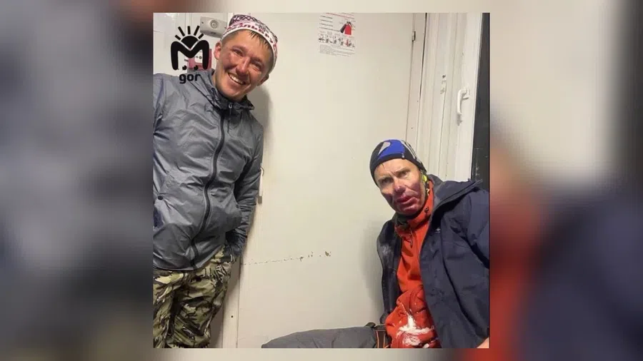 Антон Никифоров (на фото справа) получил обморожения лица и конечностей. Фото: Mash