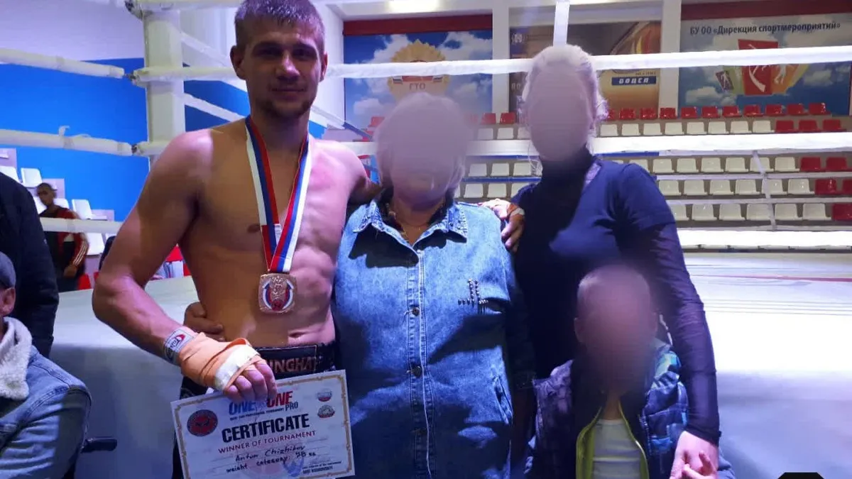 В Омске отец чемпиона мира по тайскому бокса убил жену, а потом пытался покончить с собой на глазах у внука, предварительно ударив его ножом
