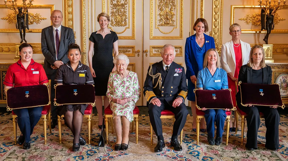 В Лондоне 96-летняя королева Елизавета II вручила медицинским работникам Георгиевский крест за мужество в борьбе с пандемией коронавируса 