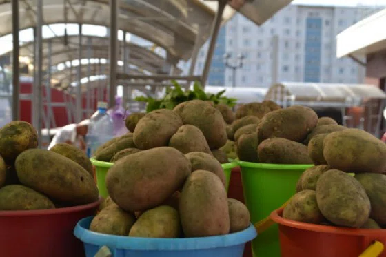 Картофель на базаре стоит 15-25 рублей за килограмм