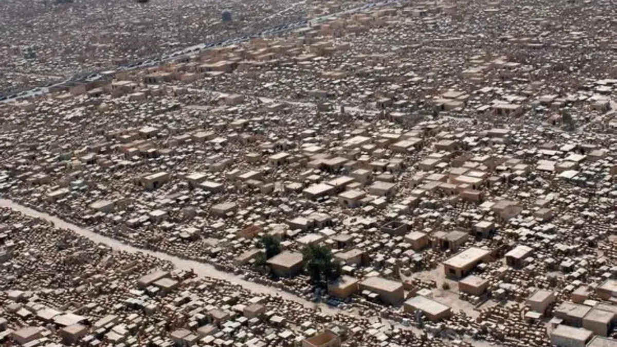 Вади-ус-Салам (вид сверху); площадь кладбища составляет 1500 акров, на которых покоятся 6 млн. тел. Фото: Sgt. Johnnie French/US Department of Defence