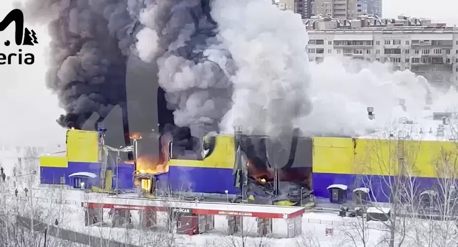 В Томске вспыхнул супермаркет «Лента»: Рушатся стены и потолок, людей срочно эвакуируют их горящего здания
