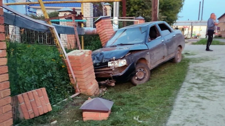 В Мордовии 18-летний водитель влетел на полной скорости в ограждение и «протаранил» детский сад 