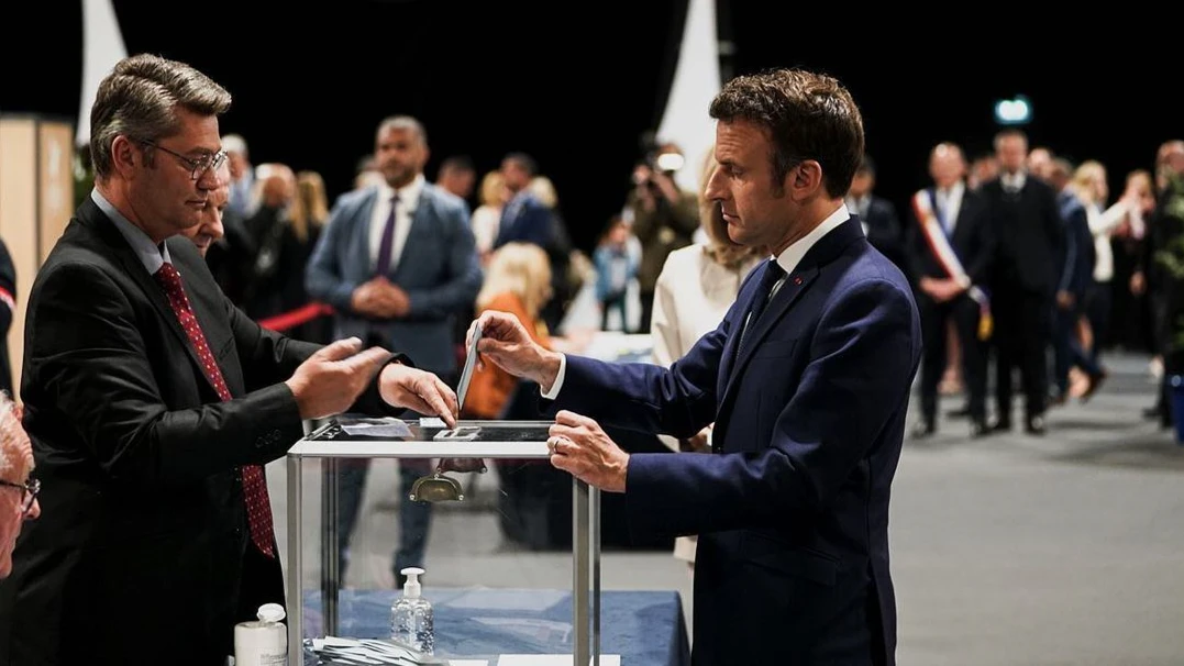 Макрон побеждает Ле Пен на президентских выборах во Франции 