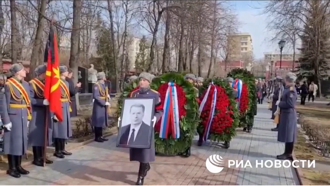 На Новодевичьем кладбище в Москве прощаются с политиком Владимиром Жириновским
 