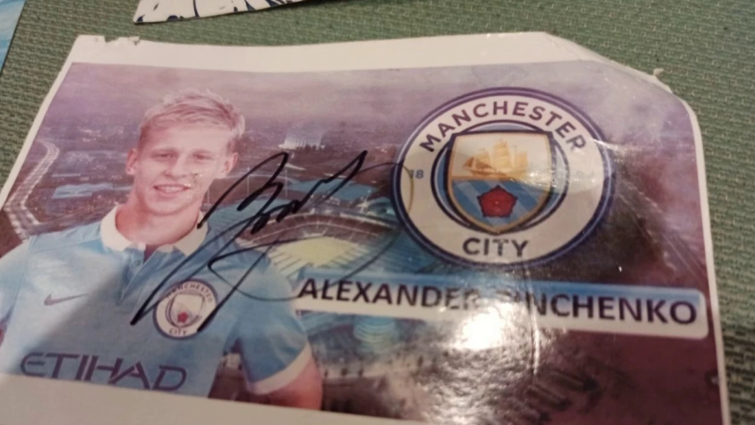 На базе нацбатальона «Азов*» нашли открытку с автографом футболиста «Манчестер Сити» Александра Зинченко 