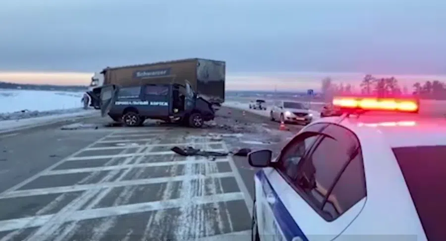 В Иркутской области погибли три человека в ДТП с катафалком и фурой